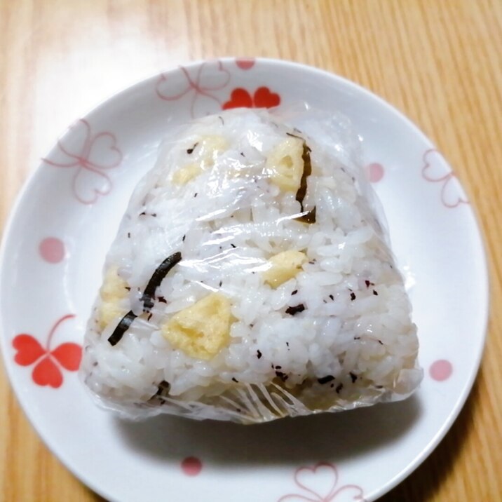 塩昆布とゆかりと揚げ玉のおにぎり レシピ 作り方 By はじゃじゃ 楽天レシピ 塩昆布とゆかりと揚げ玉のおにぎり レシピ 作り方 By はじゃじゃ 楽天レシピ